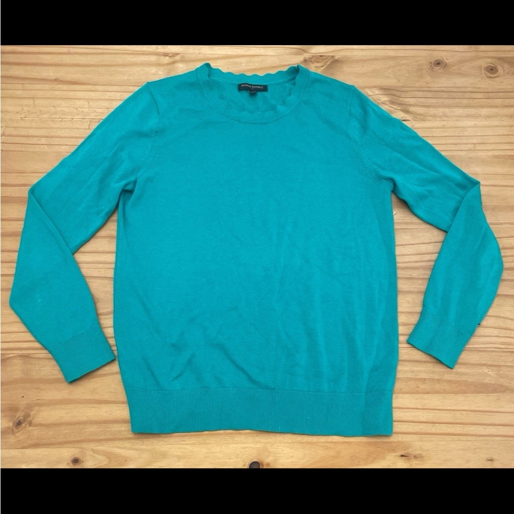 ❌SOLD❌ Banana Republic Emerald Scalloped Neck Sweater